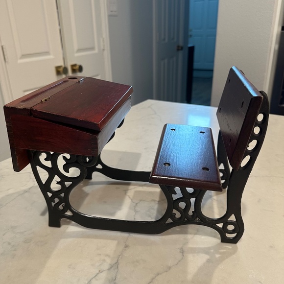 Samantha's desk with box that opens 2000 Mattel version - Picture 2 of 5